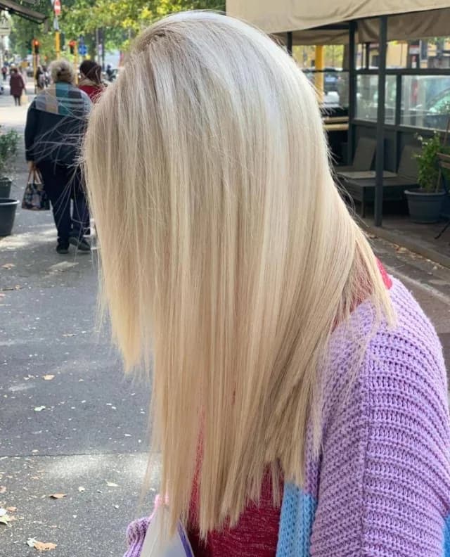 Capelli lunghi lisci biondo platino, con taglio scalato
